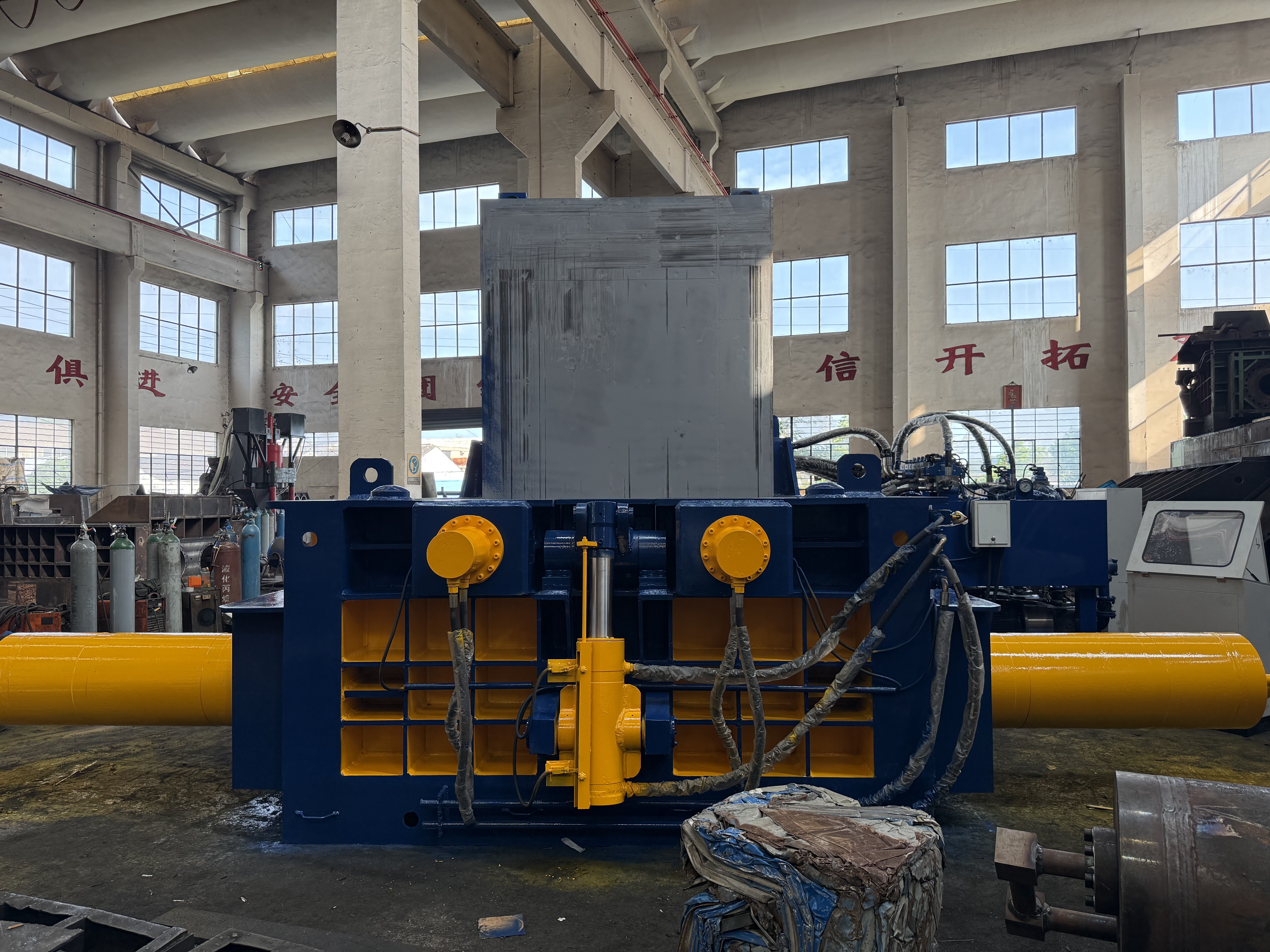 नवीनतम कंपनी ब्लॉग के बारे में भारतीय पुनर्चक्रण संयंत्र ने दो वाई81-315 हाइड्रोलिक मेटल बलेरों के साथ उत्पादन को उन्नत किया